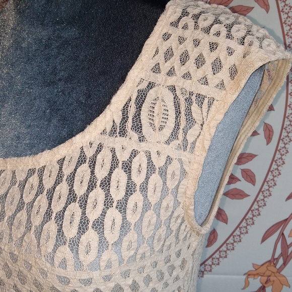 Lovely sheer top - Picture 7 of 10